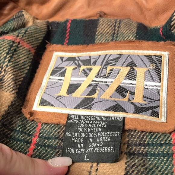 Women’s large 100% leather coat. Good used condition (see photos) Izzy brand - Picture 3 of 6